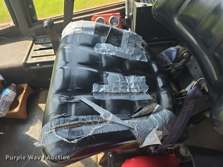 image for item DQ4576 1983 Hesston 6550 windrower