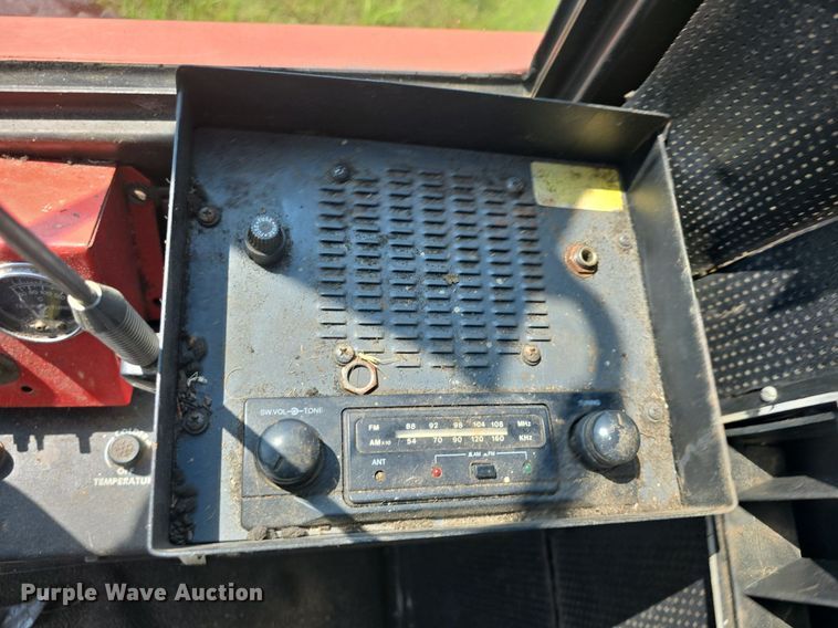 image for item DQ4576 1983 Hesston 6550 windrower