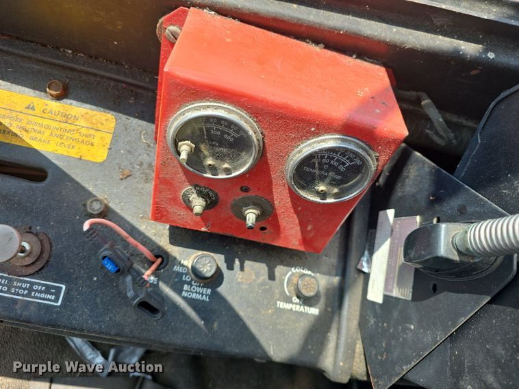 image for item DQ4576 1983 Hesston 6550 windrower