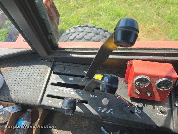 image for item DQ4576 1983 Hesston 6550 windrower