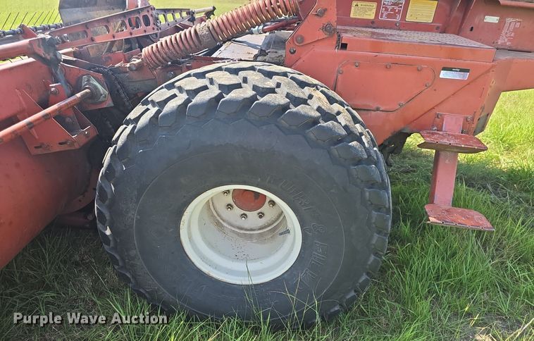image for item DQ4576 1983 Hesston 6550 windrower