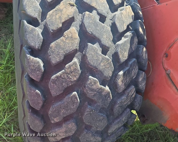 image for item DQ4576 1983 Hesston 6550 windrower