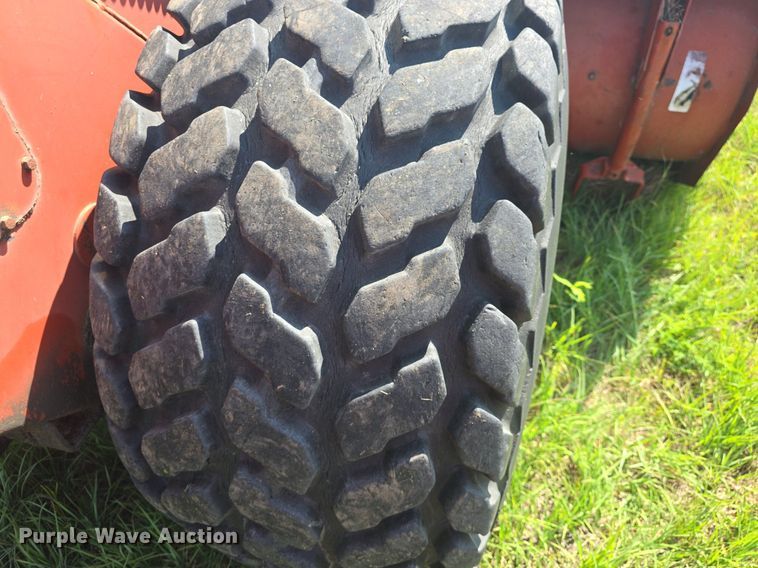 image for item DQ4576 1983 Hesston 6550 windrower