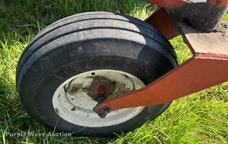 image for item DQ4576 1983 Hesston 6550 windrower