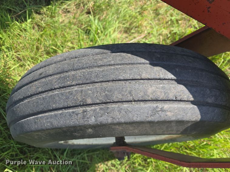 image for item DQ4576 1983 Hesston 6550 windrower