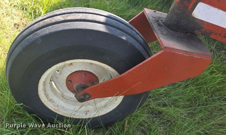 image for item DQ4576 1983 Hesston 6550 windrower