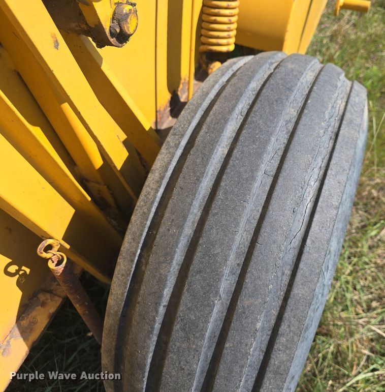 image for item DQ4577 1980 Vermeer 605F round baler