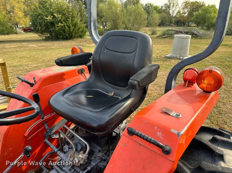 image for item DR2609 1994 Kubota  L2350 MFWD tractor