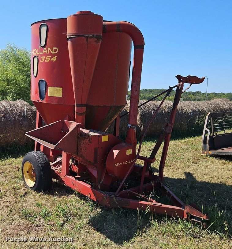 image for item DR8764 New Holland 354 feed grinder/mixer
