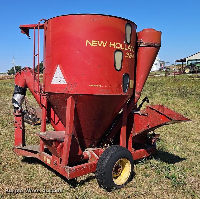 image for item DR8764 New Holland 354 feed grinder/mixer