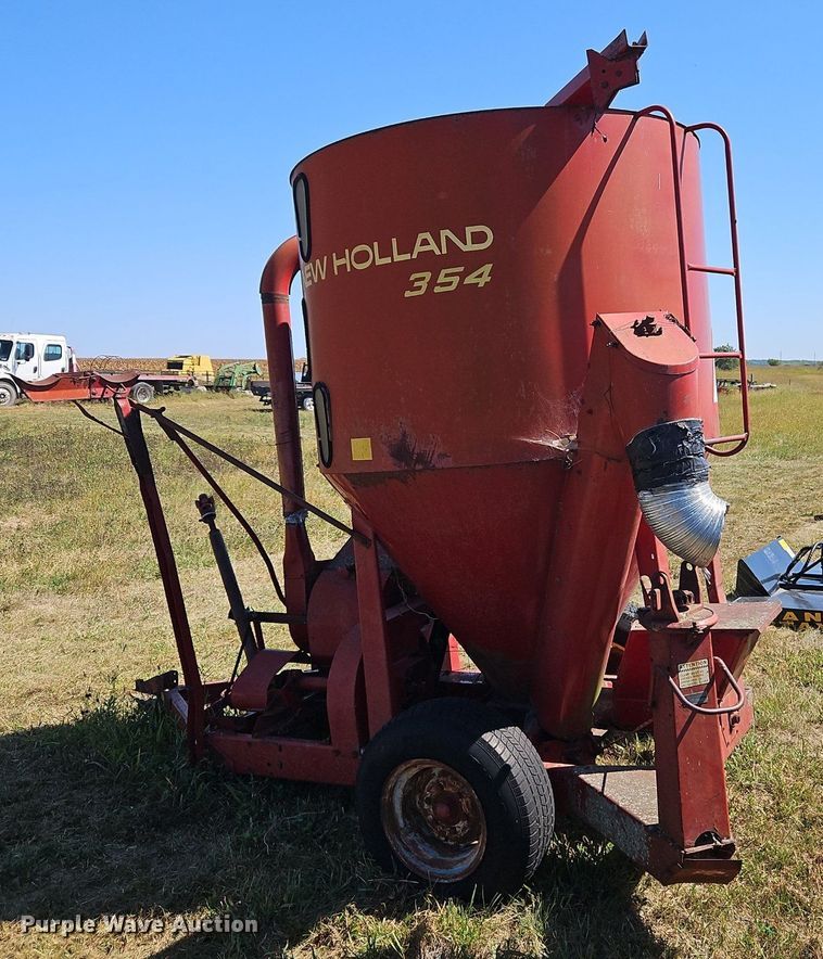image for item DR8764 New Holland 354 feed grinder/mixer