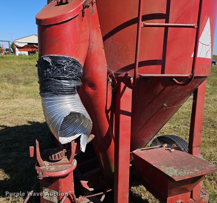 image for item DR8764 New Holland 354 feed grinder/mixer