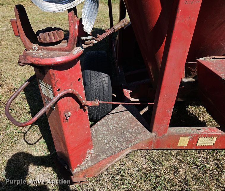 image for item DR8764 New Holland 354 feed grinder/mixer