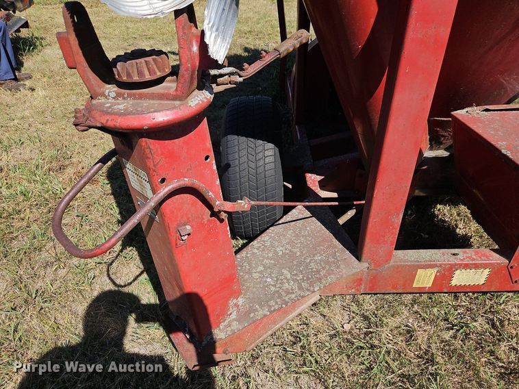 image for item DR8764 New Holland 354 feed grinder/mixer