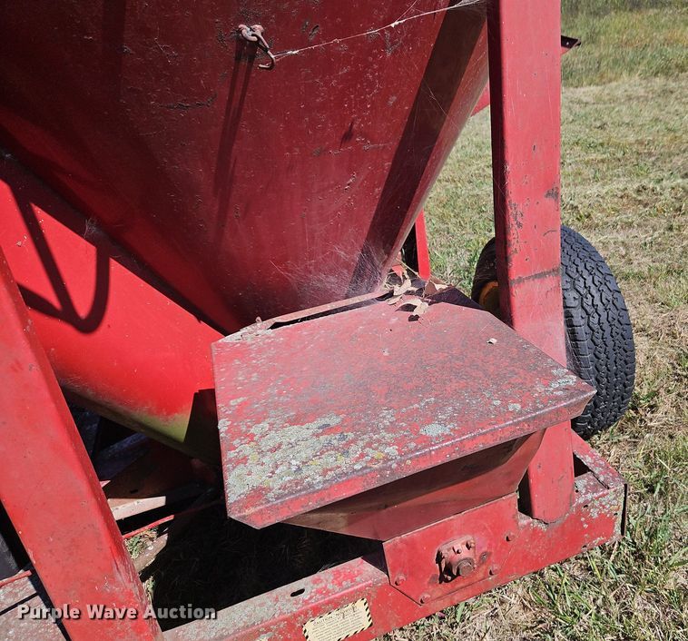 image for item DR8764 New Holland 354 feed grinder/mixer