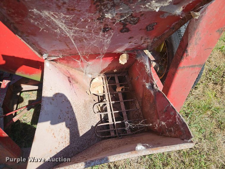 image for item DR8764 New Holland 354 feed grinder/mixer