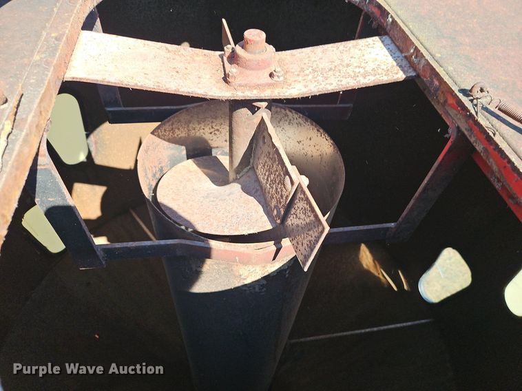 image for item DR8764 New Holland 354 feed grinder/mixer