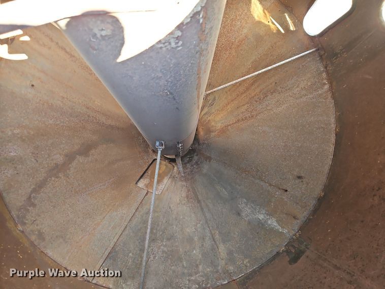 image for item DR8764 New Holland 354 feed grinder/mixer