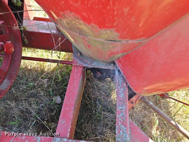 image for item DR8764 New Holland 354 feed grinder/mixer