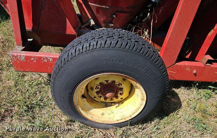 image for item DR8764 New Holland 354 feed grinder/mixer