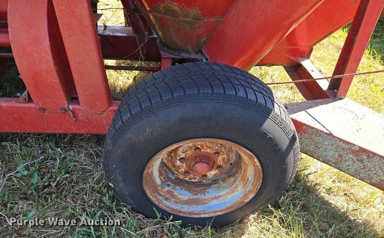 image for item DR8764 New Holland 354 feed grinder/mixer