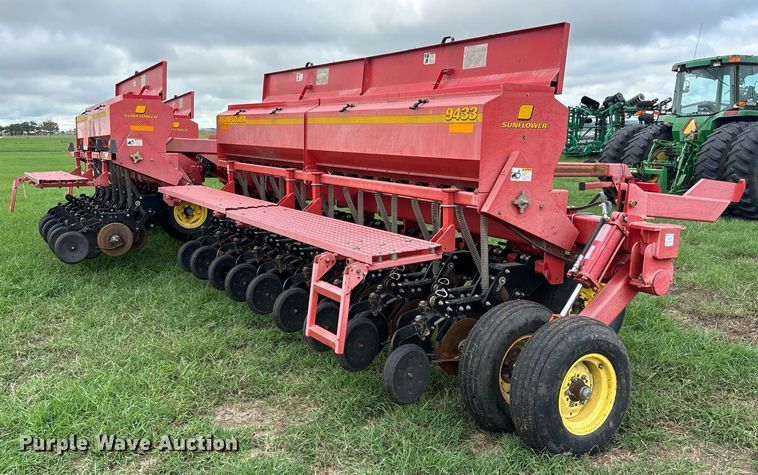 image for item DS2522 Sunflower  9433-40 grain drill