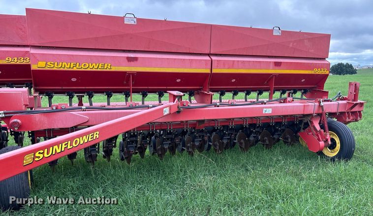 image for item DS2522 Sunflower  9433-40 grain drill