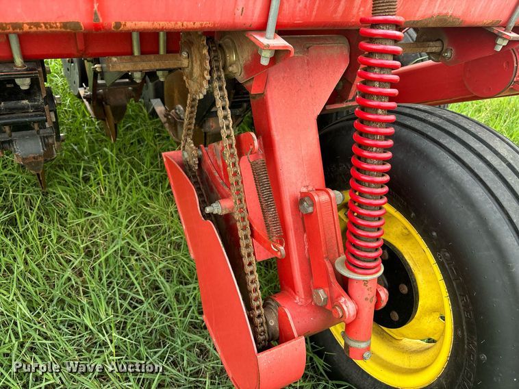 image for item DS2522 Sunflower  9433-40 grain drill