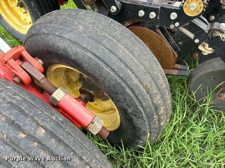 image for item DS2522 Sunflower  9433-40 grain drill