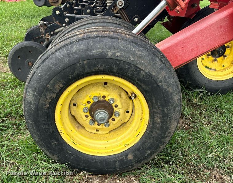 image for item DS2522 Sunflower  9433-40 grain drill