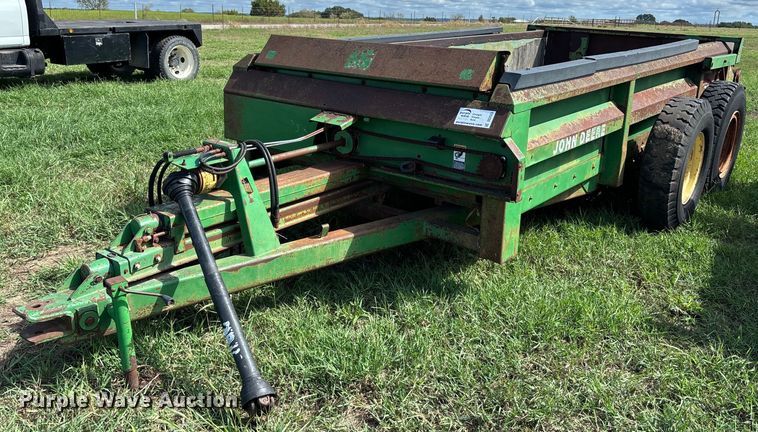 image for item DS2523 John Deere  785 manure spreader