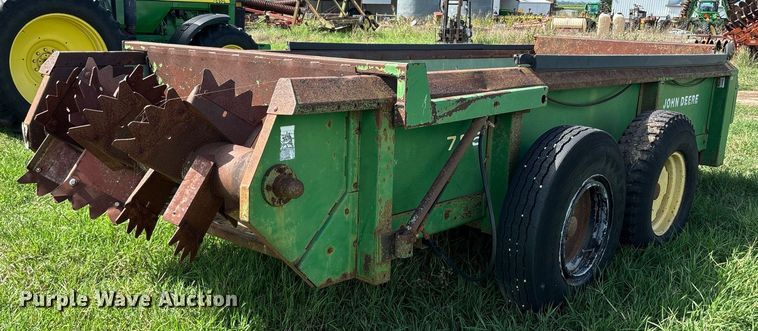 image for item DS2523 John Deere  785 manure spreader