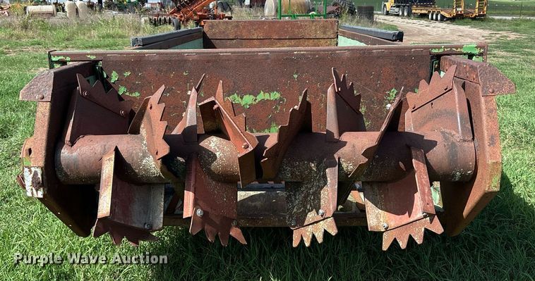 image for item DS2523 John Deere  785 manure spreader