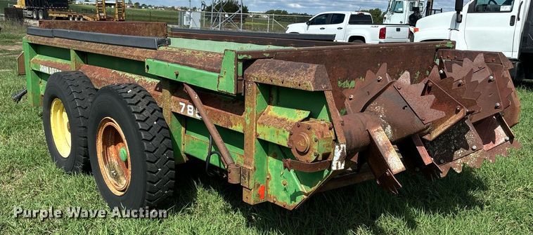 image for item DS2523 John Deere  785 manure spreader