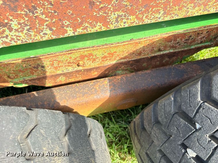 image for item DS2523 John Deere  785 manure spreader