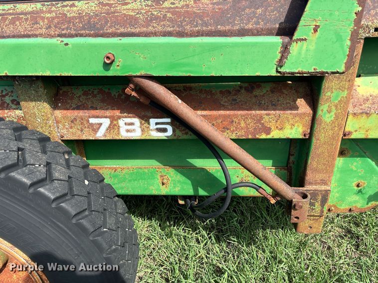 image for item DS2523 John Deere  785 manure spreader