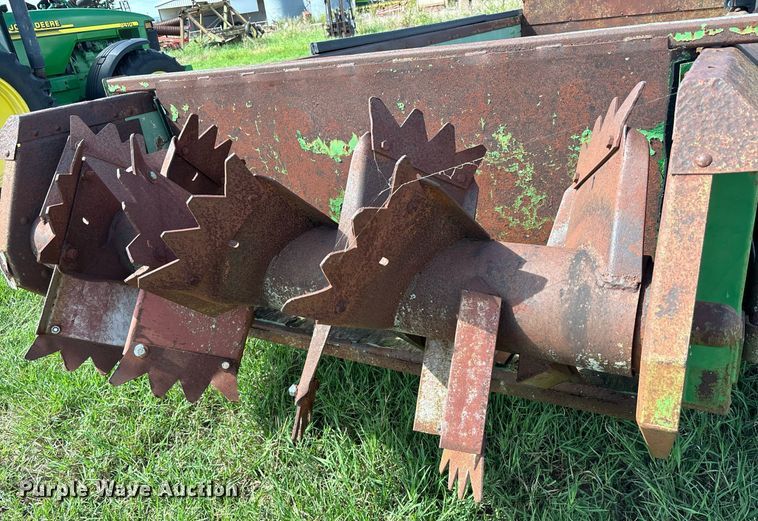 image for item DS2523 John Deere  785 manure spreader