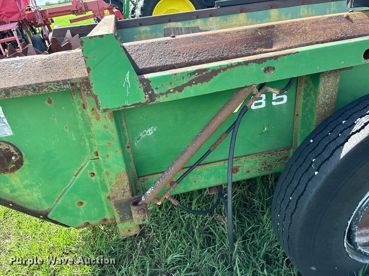 image for item DS2523 John Deere  785 manure spreader