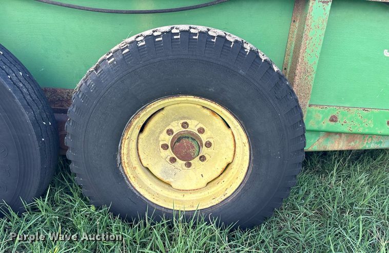 image for item DS2523 John Deere  785 manure spreader