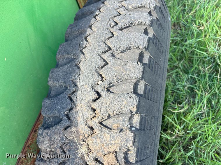 image for item DS2523 John Deere  785 manure spreader