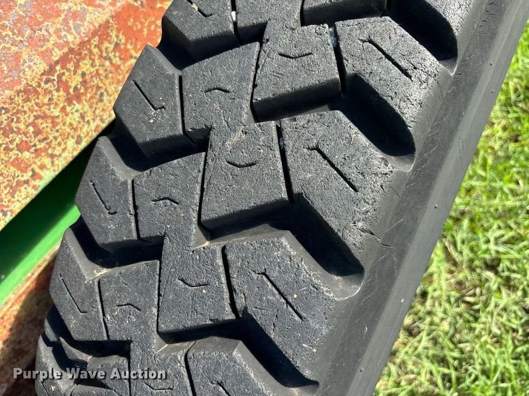 image for item DS2523 John Deere  785 manure spreader