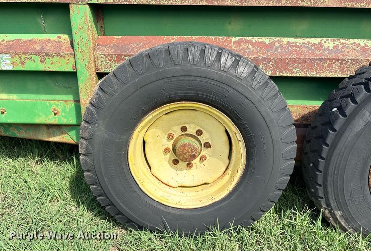 image for item DS2523 John Deere  785 manure spreader