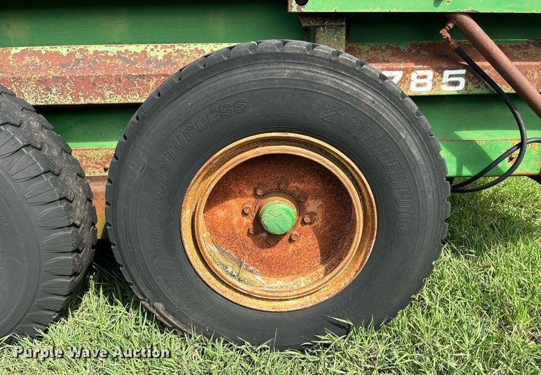 image for item DS2523 John Deere  785 manure spreader