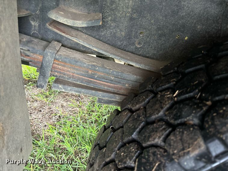 image for item DS2524 2003 GMC C6C042 flatbed truck