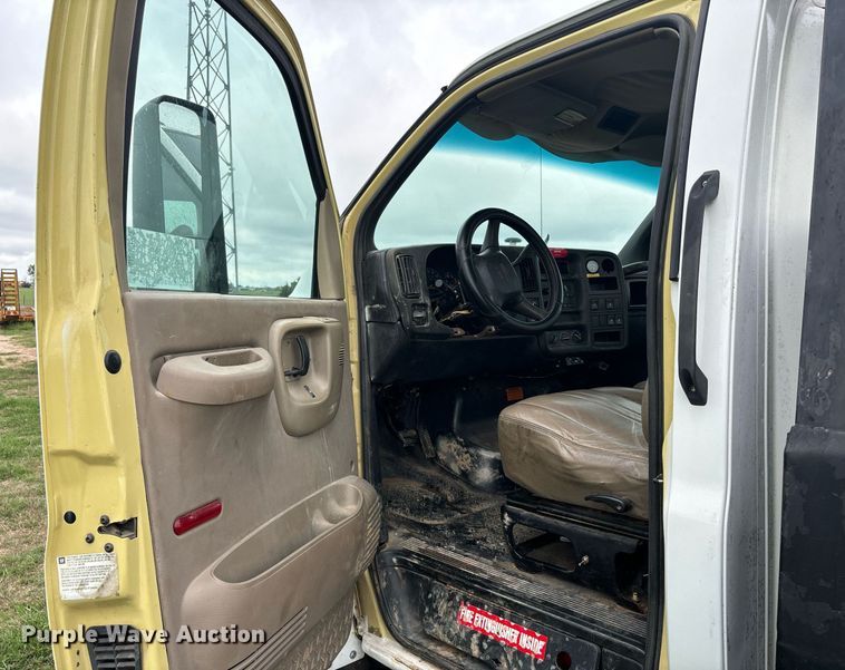 image for item DS2524 2003 GMC C6C042 flatbed truck