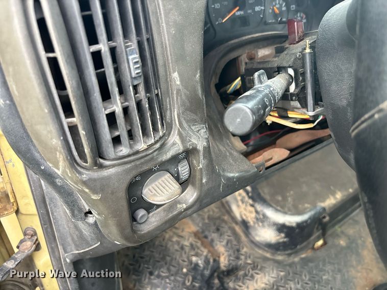 image for item DS2524 2003 GMC C6C042 flatbed truck