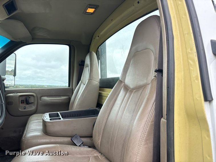 image for item DS2524 2003 GMC C6C042 flatbed truck