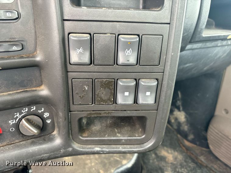 image for item DS2524 2003 GMC C6C042 flatbed truck