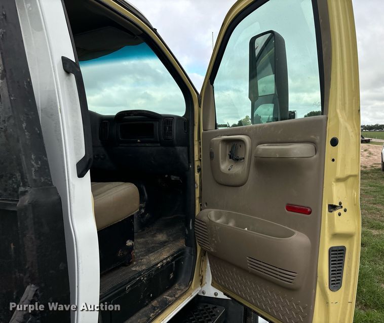 image for item DS2524 2003 GMC C6C042 flatbed truck