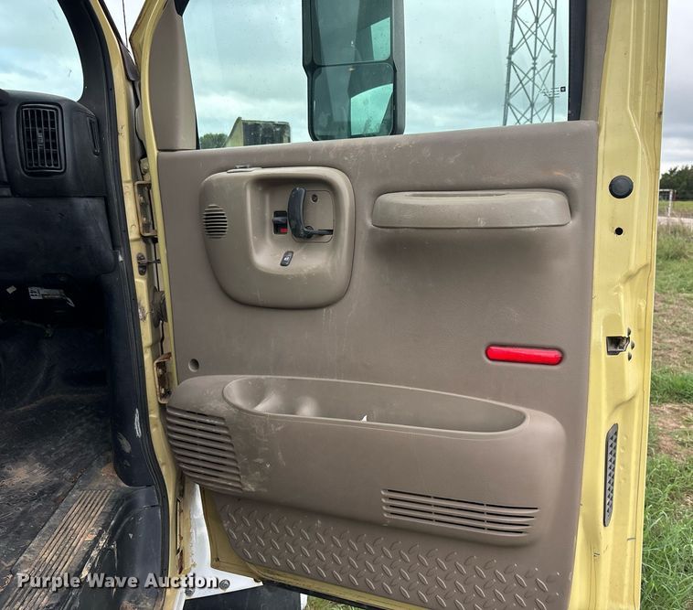 image for item DS2524 2003 GMC C6C042 flatbed truck